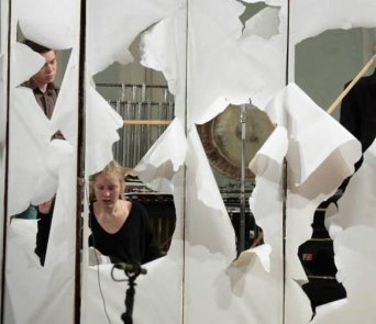 исполнение пьесы Елены Рыковой Stop at the next cloud or I will turn into a scorpion (ARTинки с выставки, 2013)